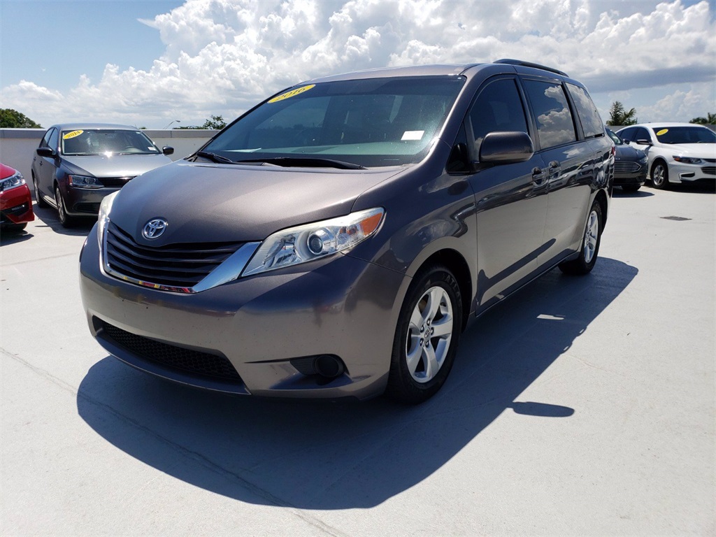 Toyota sienna le